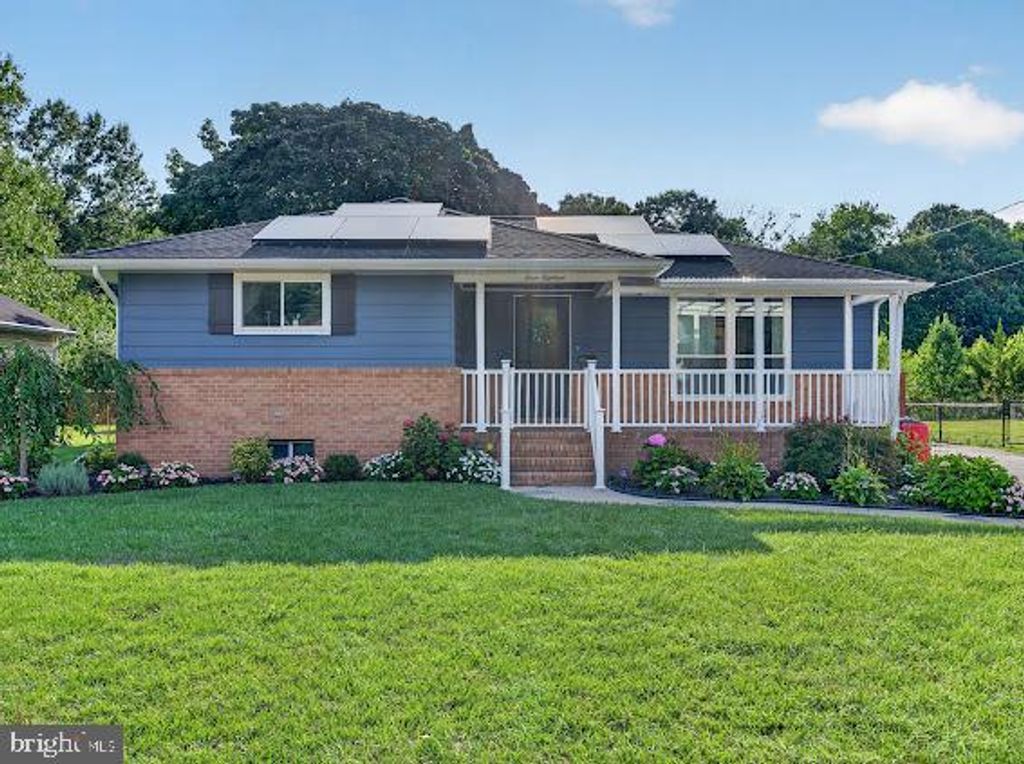 318 S JOHNSON ST, CARNEYS POINT, NJ 08069 — exterior