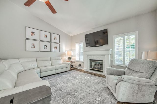 290 W Loyola Avenue, Clovis, CA 93619