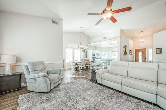 290 W Loyola Avenue, Clovis, CA 93619