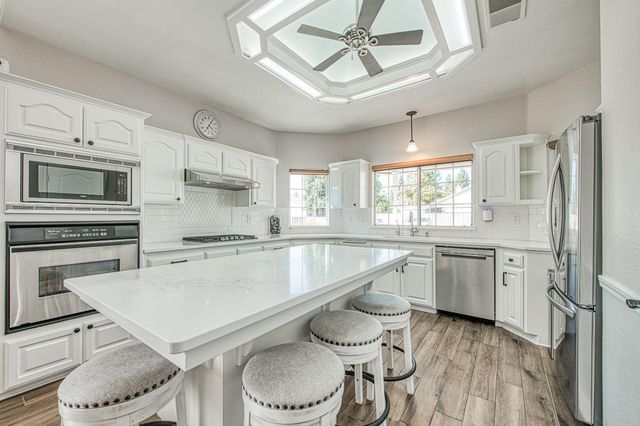 290 W Loyola Avenue, Clovis, CA 93619