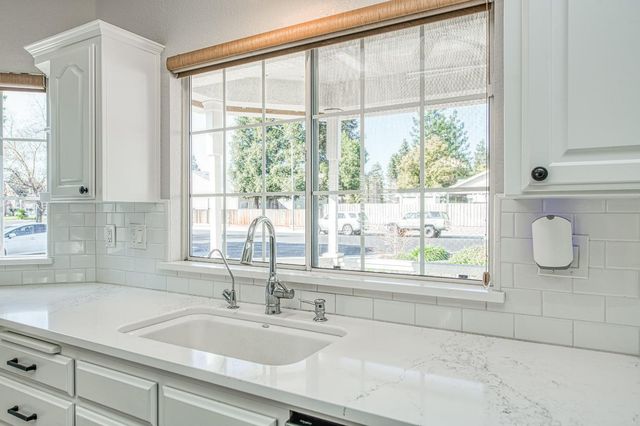 290 W Loyola Avenue, Clovis, CA 93619