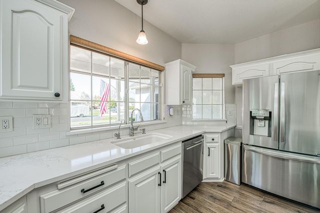 290 W Loyola Avenue, Clovis, CA 93619