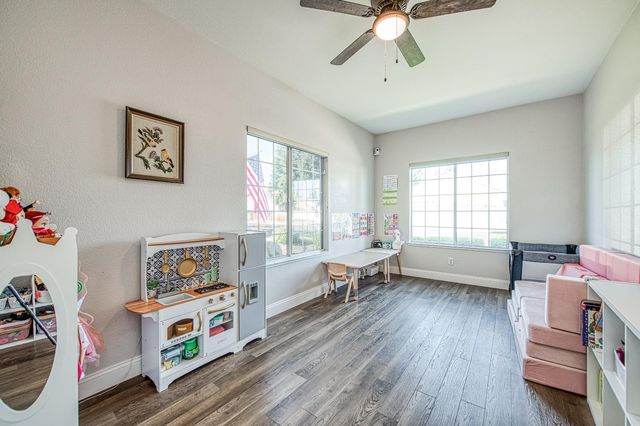 290 W Loyola Avenue, Clovis, CA 93619