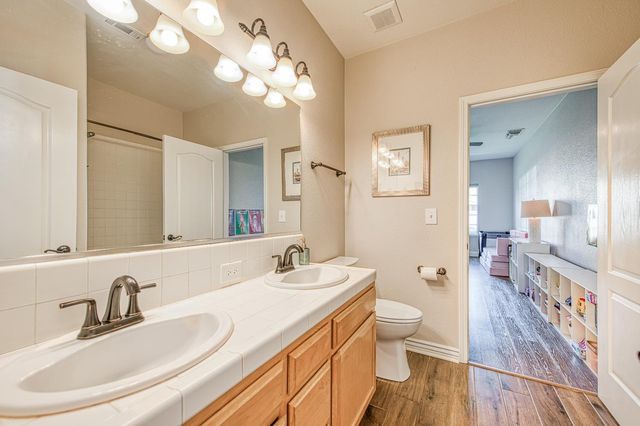 290 W Loyola Avenue, Clovis, CA 93619