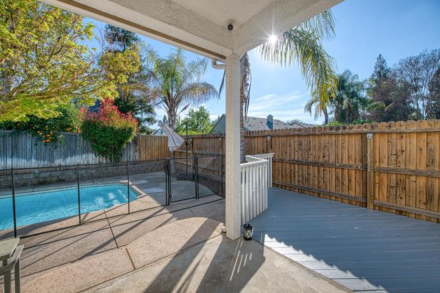 290 W Loyola Avenue, Clovis, CA 93619