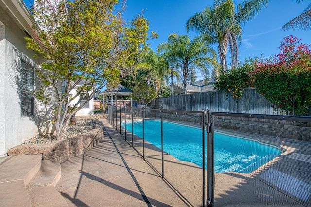 290 W Loyola Avenue, Clovis, CA 93619