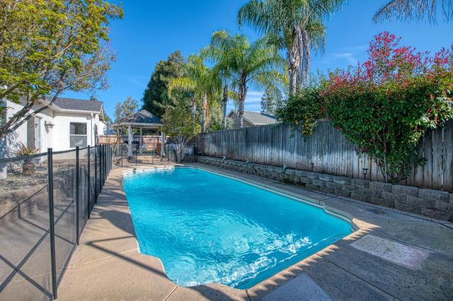 290 W Loyola Avenue, Clovis, CA 93619