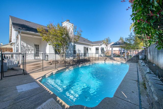 290 W Loyola Avenue, Clovis, CA 93619