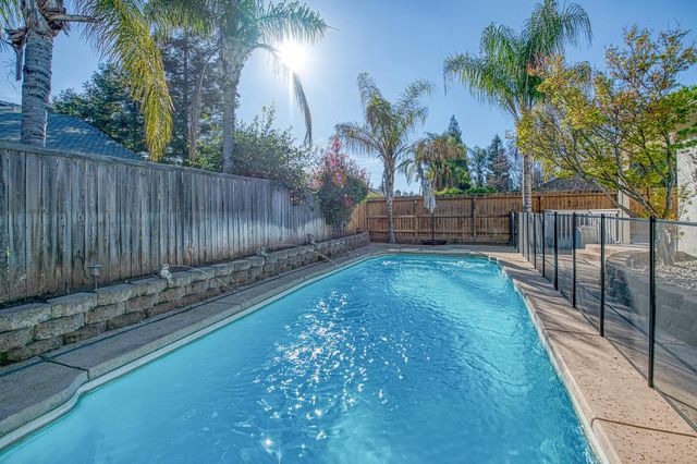 290 W Loyola Avenue, Clovis, CA 93619