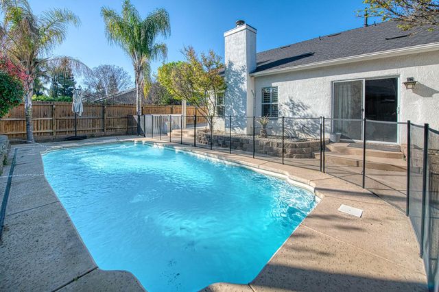 290 W Loyola Avenue, Clovis, CA 93619