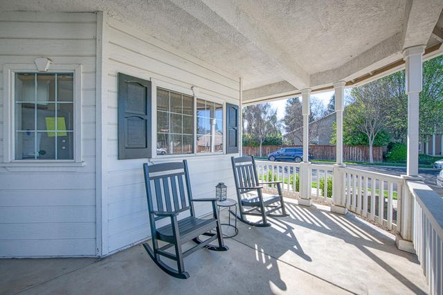 290 W Loyola Avenue, Clovis, CA 93619