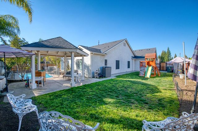 290 W Loyola Avenue, Clovis, CA 93619