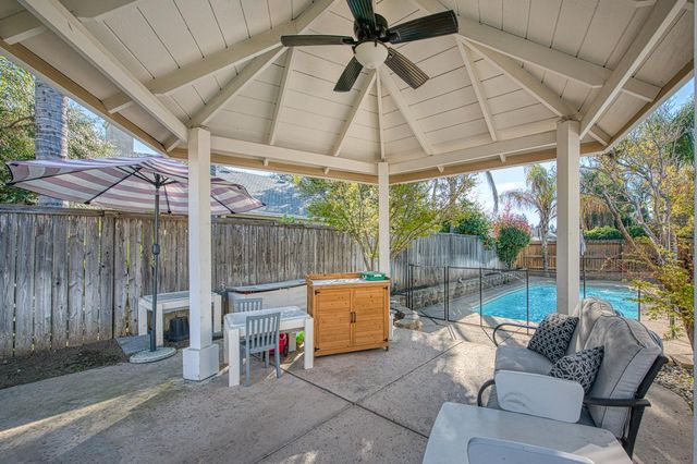 290 W Loyola Avenue, Clovis, CA 93619