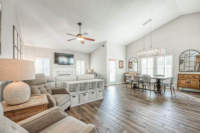 290 W Loyola Avenue, Clovis, CA 93619