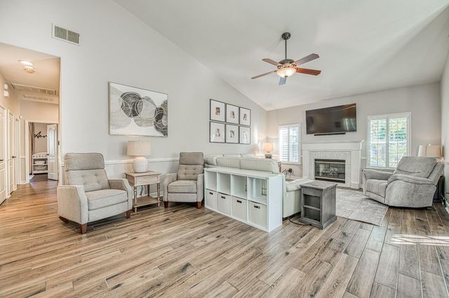 290 W Loyola Avenue, Clovis, CA 93619