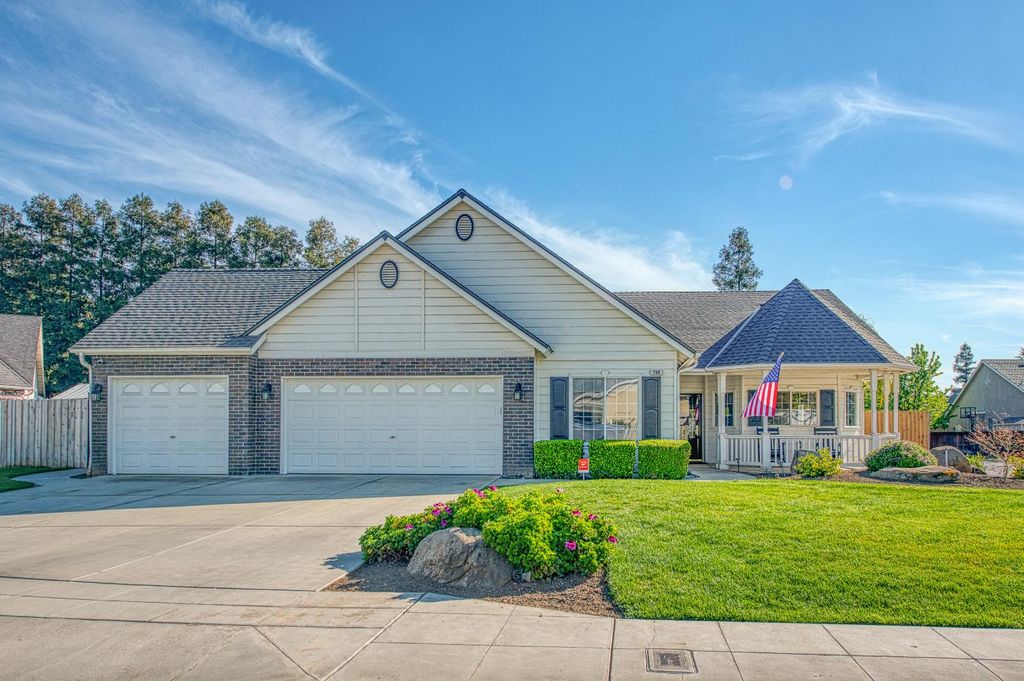 Image 1 of property listing at 290 W Loyola Avenue, Clovis, CA 93619