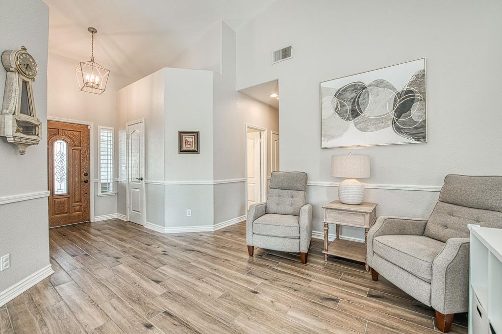 Image 10 of property listing at 290 W Loyola Avenue, Clovis, CA 93619