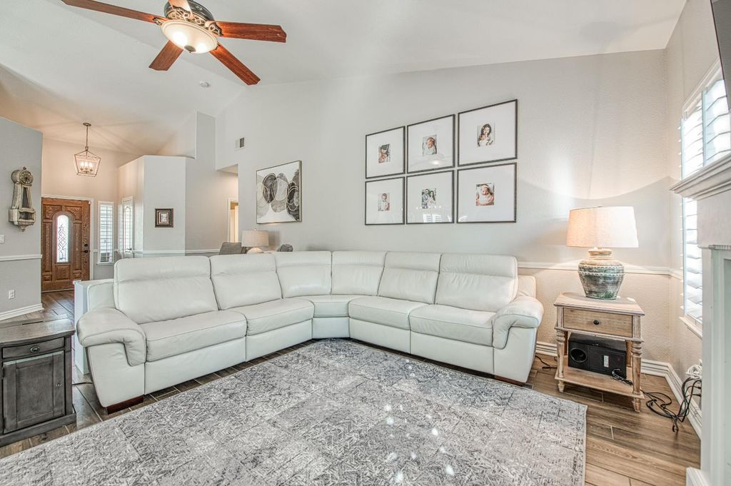 Image 12 of property listing at 290 W Loyola Avenue, Clovis, CA 93619