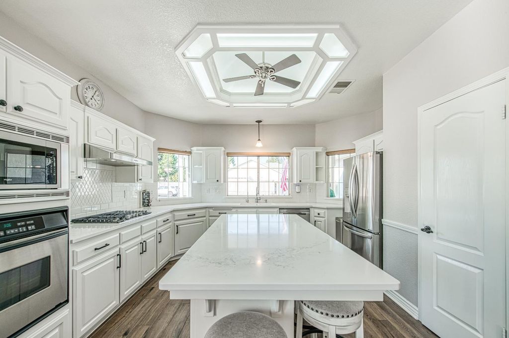 Image 18 of property listing at 290 W Loyola Avenue, Clovis, CA 93619