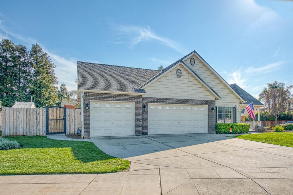 Image 2 of property listing at 290 W Loyola Avenue, Clovis, CA 93619