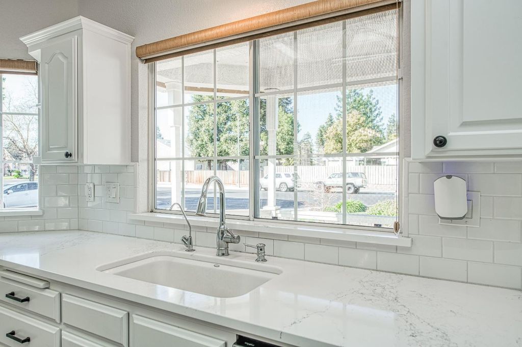 Image 20 of property listing at 290 W Loyola Avenue, Clovis, CA 93619