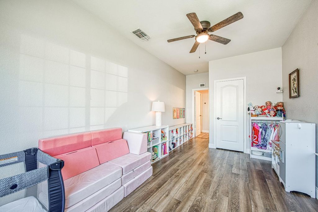 Image 25 of property listing at 290 W Loyola Avenue, Clovis, CA 93619