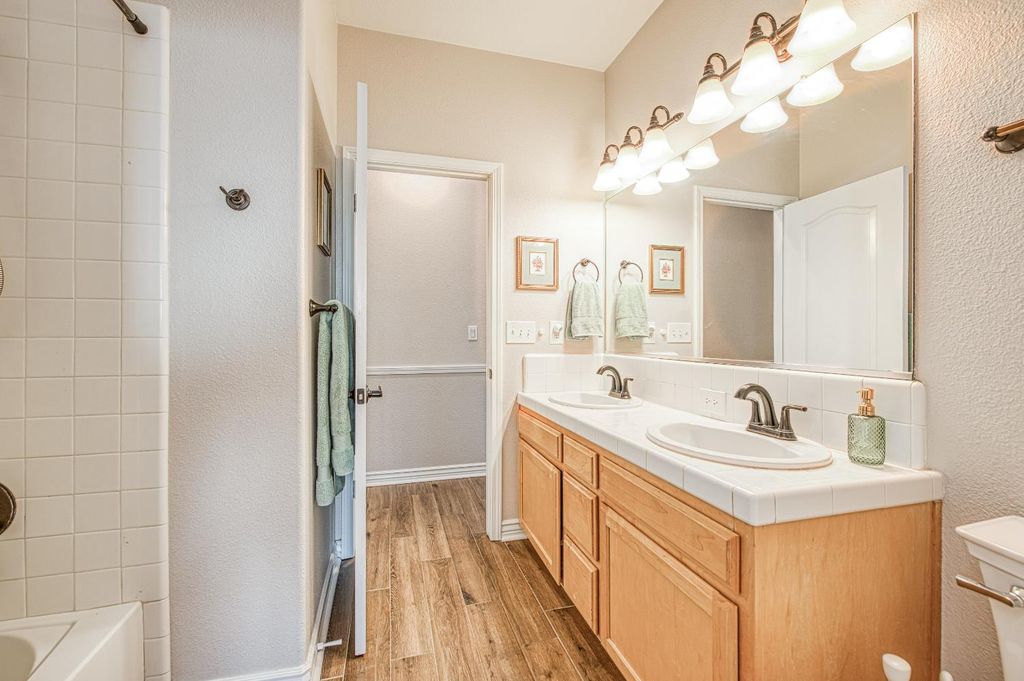 Image 28 of property listing at 290 W Loyola Avenue, Clovis, CA 93619