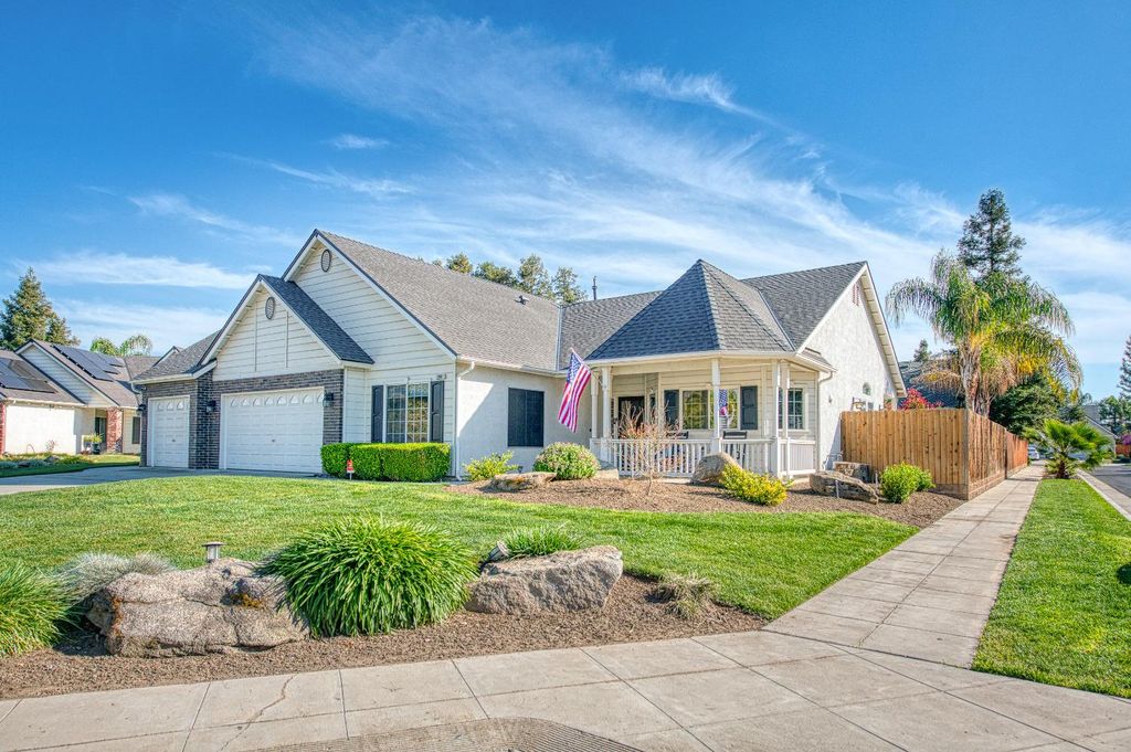 Image 3 of property listing at 290 W Loyola Avenue, Clovis, CA 93619