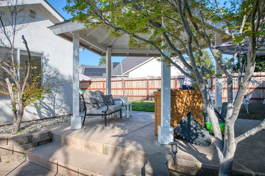 Image 50 of property listing at 290 W Loyola Avenue, Clovis, CA 93619