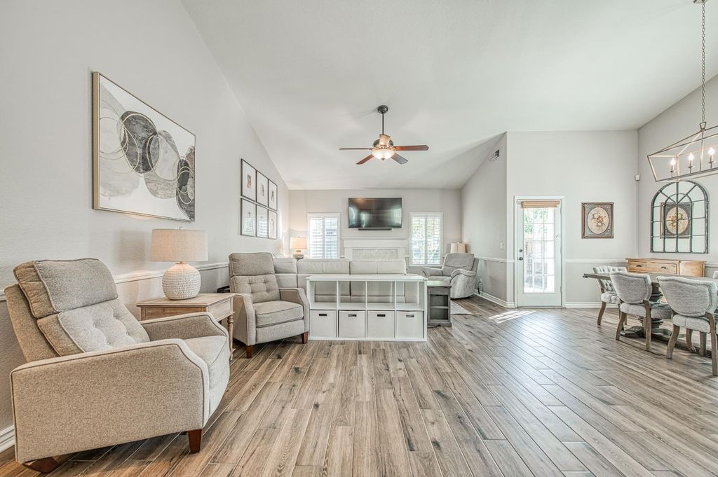 Image 7 of property listing at 290 W Loyola Avenue, Clovis, CA 93619