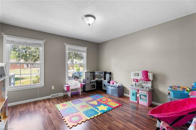4935 Garden View Drive, Winston-salem, NC 27107