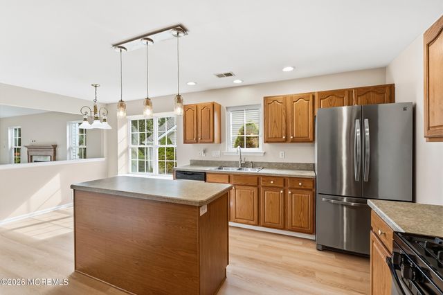 9 Sandhurst Road, Lakewood, NJ 08701