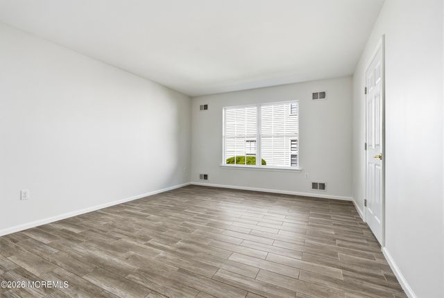 9 Sandhurst Road, Lakewood, NJ 08701