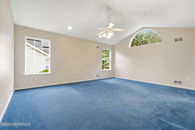 9 Sandhurst Road, Lakewood, NJ 08701