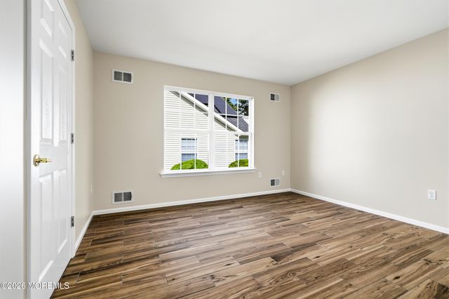 9 Sandhurst Road, Lakewood, NJ 08701