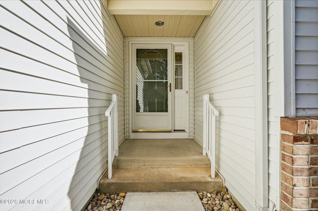 9 Sandhurst Road, Lakewood, NJ 08701