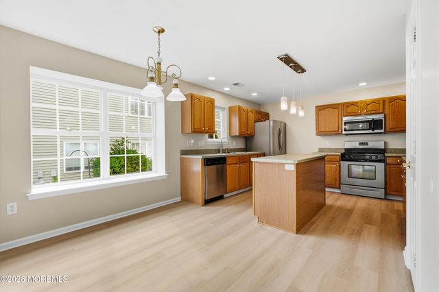 9 Sandhurst Road, Lakewood, NJ 08701