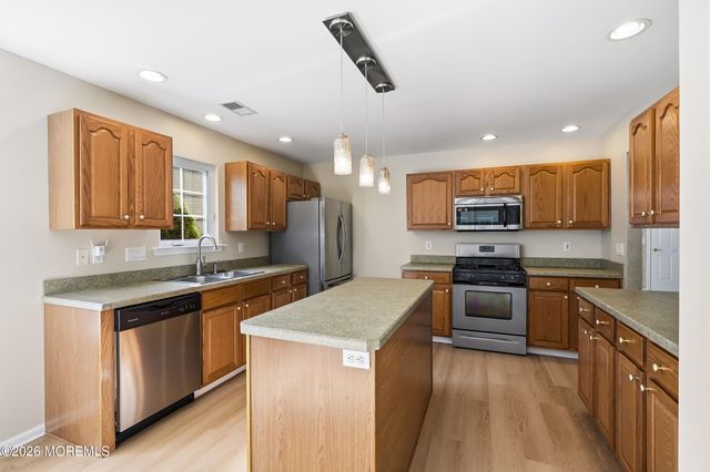 9 Sandhurst Road, Lakewood, NJ 08701