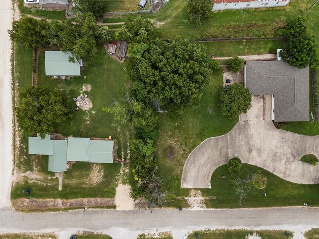 705 N 2nd Street, Cranfills Gap, TX 76637