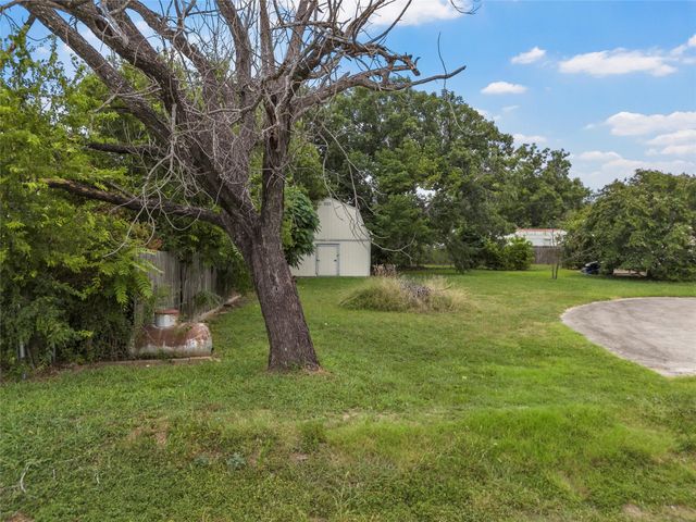 705 N 2nd Street, Cranfills Gap, TX 76637