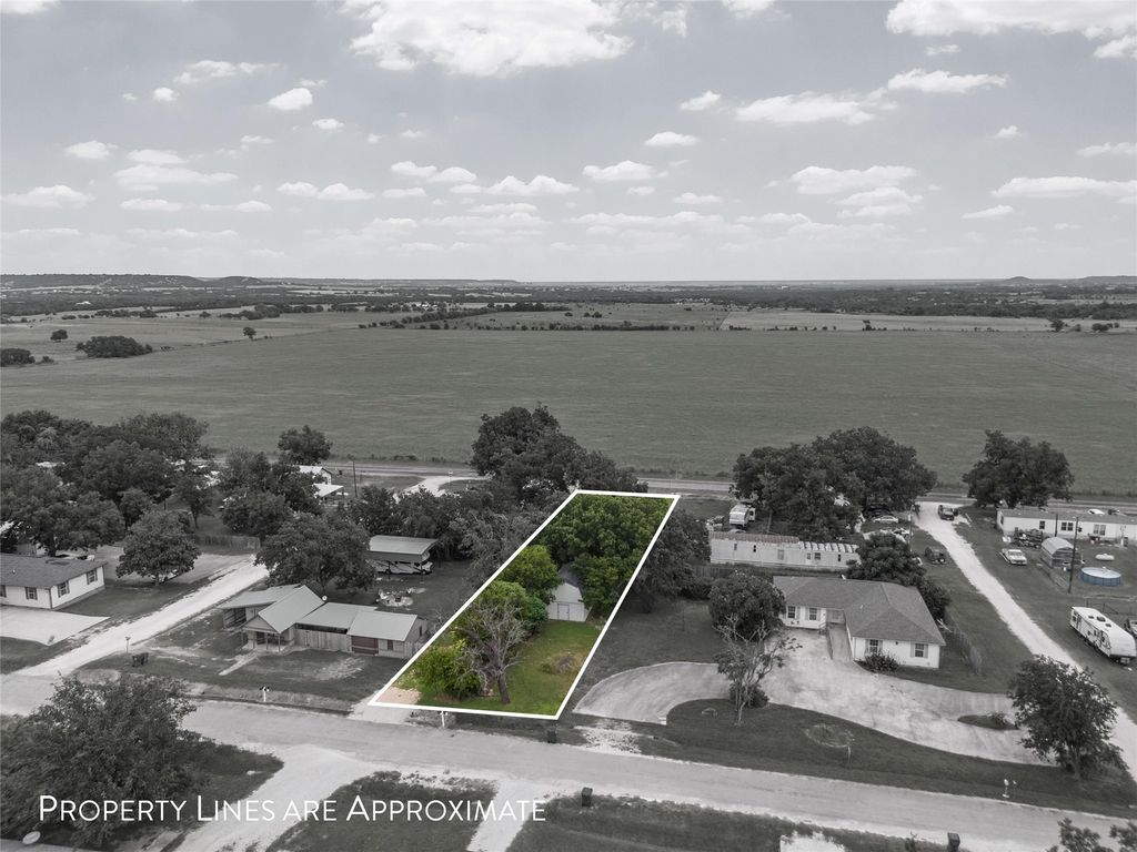 705 N 2nd Street, Cranfills Gap, TX 76637