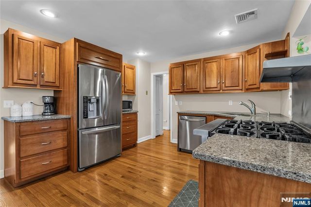 15 High Mountain Road, Oakland, NJ 07436