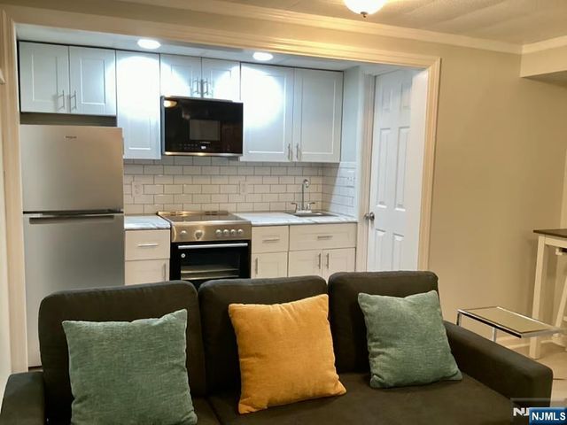 15 High Mountain Road, Oakland, NJ 07436