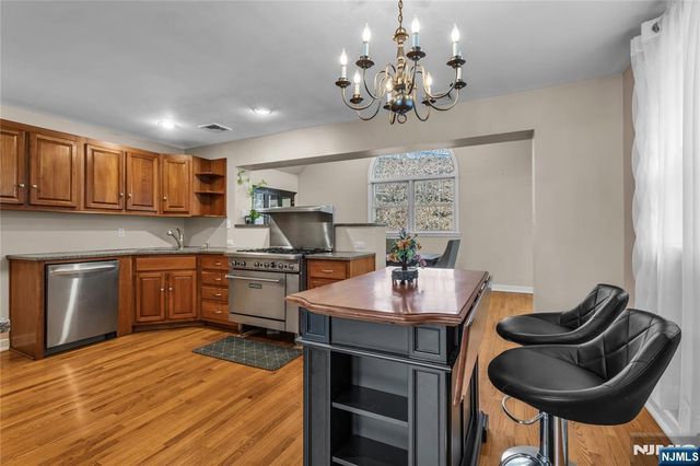 15 High Mountain Road, Oakland, NJ 07436