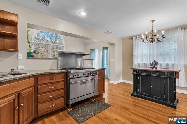 15 High Mountain Road, Oakland, NJ 07436