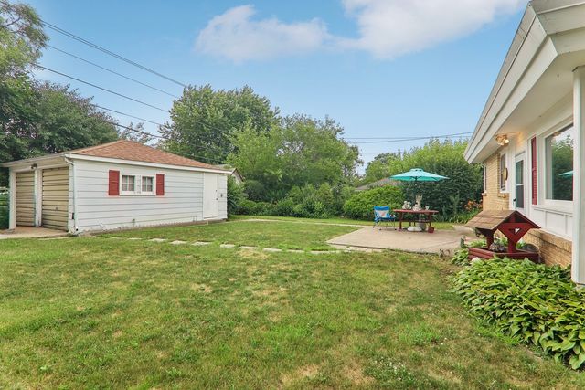 2218 Pearsall Parkway, Waukegan, IL 60085