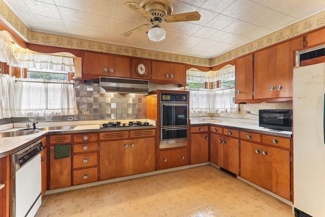 2218 Pearsall Parkway, Waukegan, IL 60085