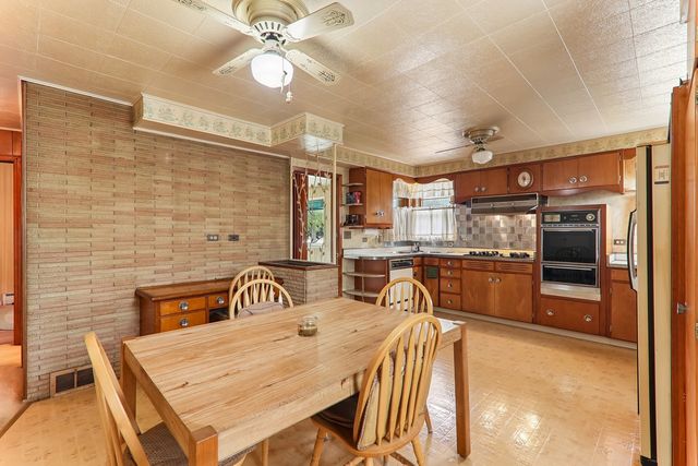2218 Pearsall Parkway, Waukegan, IL 60085