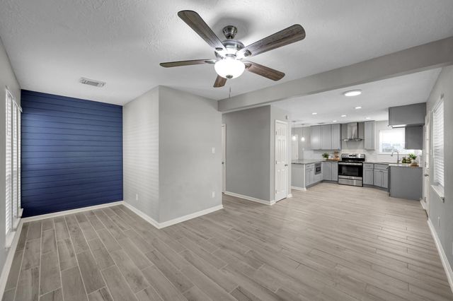 8226 Autumn Willow Drive, Tomball, TX 77375