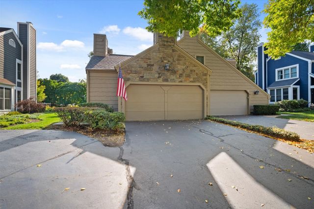 55 Whittington Course, St. Charles, IL 60174